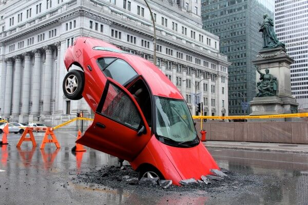 nids-de-poule-stunt-PR-canada-Taxi-montréal-voiture-accidentée-1-600x400