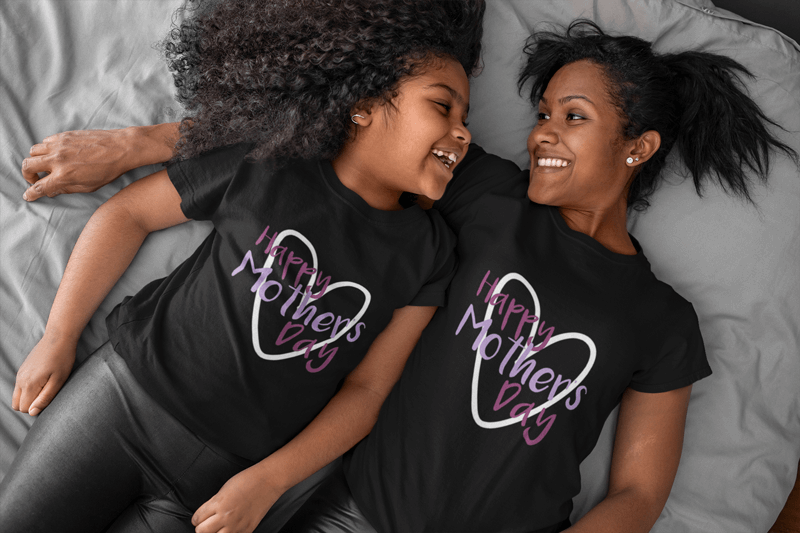 Tee Mockup Of A Mom And Her Daughter Lying In Bed
