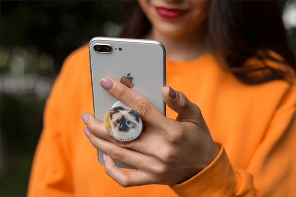 A Women with a Popsocket Mockup