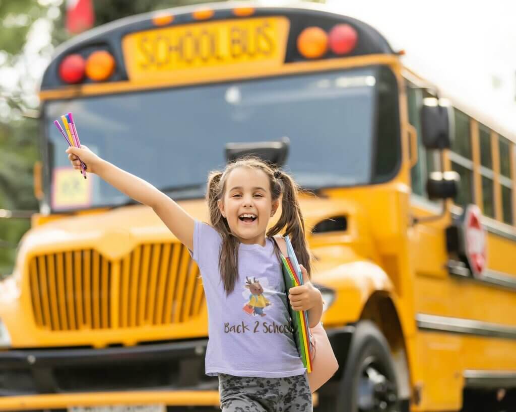 T Shirt Mockup Of A Little Girl Coming Home From School