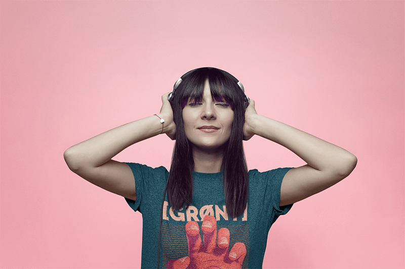 Heathered Tee Mockup Of A Woman Listening To Music At A Studio