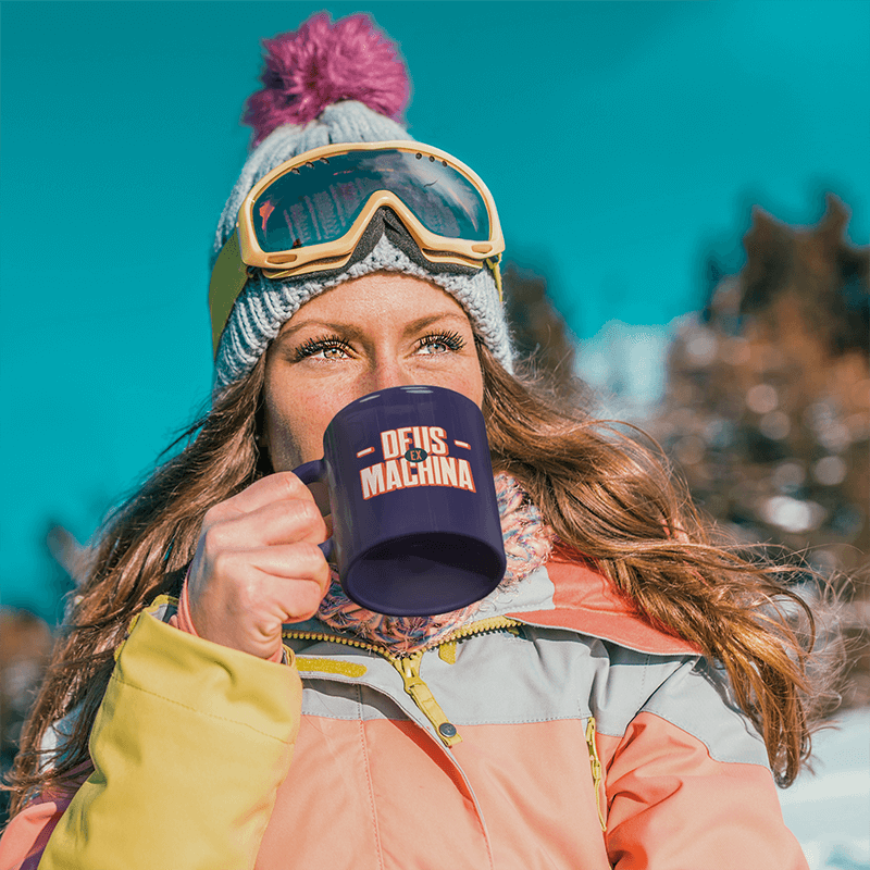 11 unssin kahvimuki Malli naisesta, joka valmistautuu hiihtämään