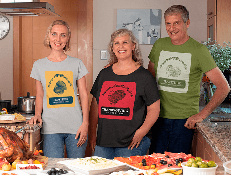 T Shirt Mockup Featuring A Family At A Home Thanksgiving Dinner