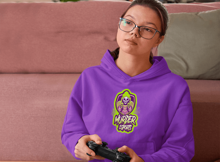 Modell einer Geek-Frau, die beim Spielen von Videospielen einen Hoodie trägt