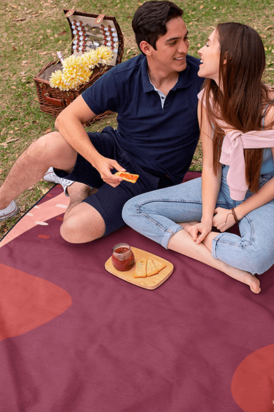Blanket Mockup Of A Couple On A Romantic Picnic