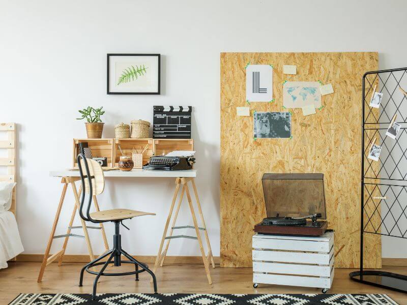 A room with natural and aesthetic elements to promote a real big moodboard on wood 